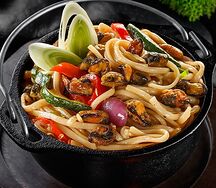 Лапша с мидиями и овощами