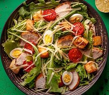 Цезарь с куриной грудкой и рукколой