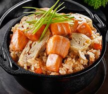 Тяхан с лососем, тамаго и овощами