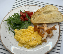 Скрамбл с креветками и рукколой