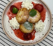 Сырники с крем-чизом и домашним вареньем