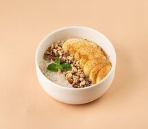 Овсяная каша на классическом молоке с яблоком, корицей и гранолой