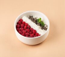 Рисовая каша на классическом молоке с малиной и кокосовой стружкой