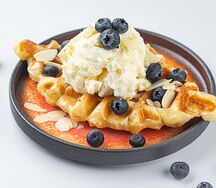 Крофл с кремом, сезонными ягодами и миндальными лепестками