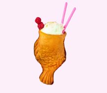 Тайяки с кремом, сезонными ягодами и миндальными лепестками