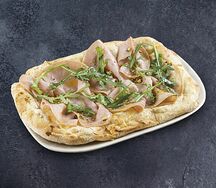 Римская пицца с мортаделлой, фисташкой и свежей рукколой