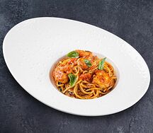 Спагетти с креветками и спелыми томатами
