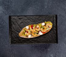 Брускетта с тигровой креветкой и гуакамоле