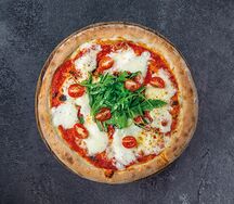 С моцареллой, томатами и свежей рукколой