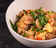 Жареный рис с курицей и овощами