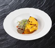 Гратен с чеддером и трюфельным соусом