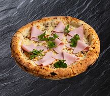 Пицца с ветчиной и грибами