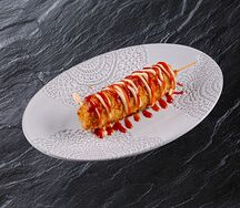 Хрустящий корн-дог с сосиской и сыром