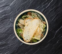 Салат Цезарь с томленым куриным филе