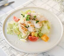 Салат Цезарь с курицей