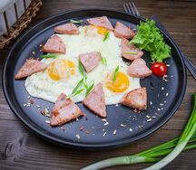 Глазунья с ветчиной и сыром 