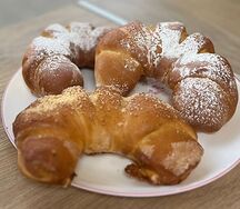 Рогалик с творогом и персиком