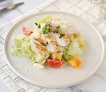 Салат Цезарь с курицей