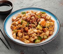 Курица гунбао в остром соусе с овощами