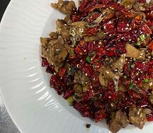 Курица на кости, обжаренная с красным перцем
