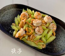 Обжаренные креветки с орехами кешью и огурцом №33