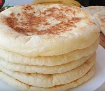 Лепешка пшеничная с сырным соусом
