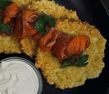 Драники с лососем и сметаной