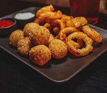 Сырные шарики с луковыми кольцами