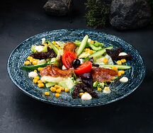 Салат с жареным сыром