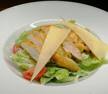Салат Цезарь с курицей