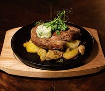Стейк из свинины с картофелем и белыми грибами
