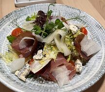 Салат с пармской ветчиной