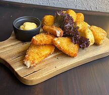 Микс из жареных сыров с клубничным соусом