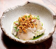 Бефстроганов из фермерского бычка, с боровиками, хрустящим луком, картофельным пюре и мочёной клюквой
