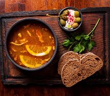 Солянка мясная с телячьими щечками и свининой на углях
