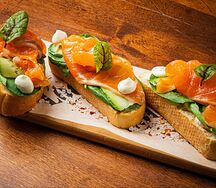 Брускетты с лососем, огурцом и муссом из нори