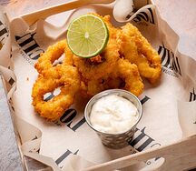Кольца кальмаров с лаймом и соусом чили-коконат