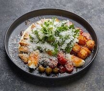 Салат с цыплёнком гриль и роменом