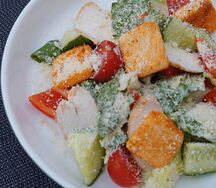 Салат с курицей, свежими овощами, пармезаном и гренками