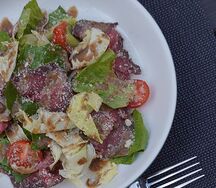 Салат с ростбифом, черри и пармезаном