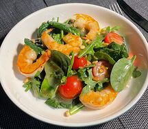 Салат с креветками, рукколой и авокадо