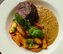 Стейк из говядины с хрустящим картофелем и перечным соусом