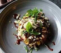 Крошка картошка со щекой, сырным соусом и хрустящим луком