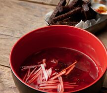 Борщ с бородинскими гренками и соусом дорблю