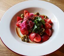 Салат со спелыми томатами, оливками и каперсами