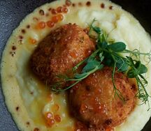 Крабкейк с картофельным пюре и икорным соусом