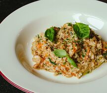 Жареный рис с креветками, овощами и кунжутным соусом