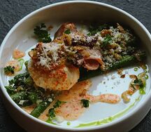Спаржа с беконом, яйцом пашот и икорным соусом