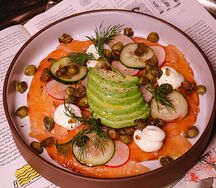 Форель с авокадо, каперсами и сливочным сыром