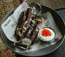 Бородинские гренки с соусом Дорблю